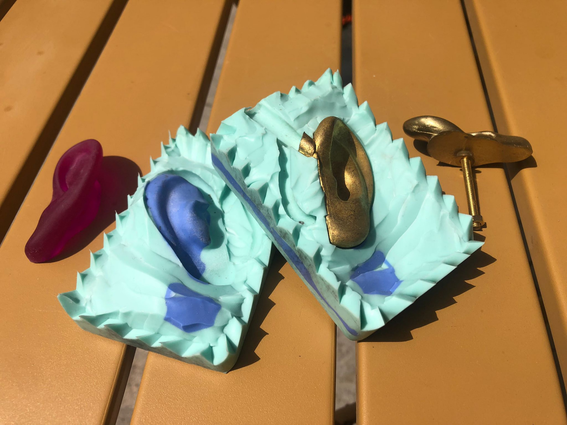 Moldes de silicona, resina y piezas fundidas en metal de una oreja