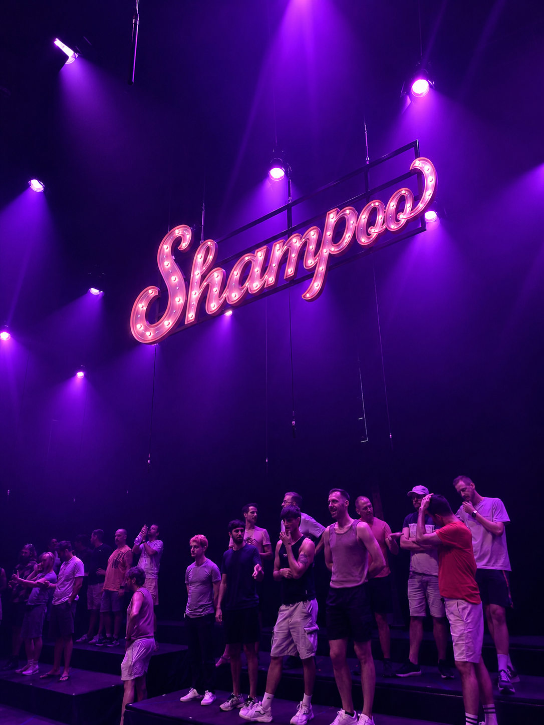 Rótulo iluminado Shampoo colgado sobre el escenario