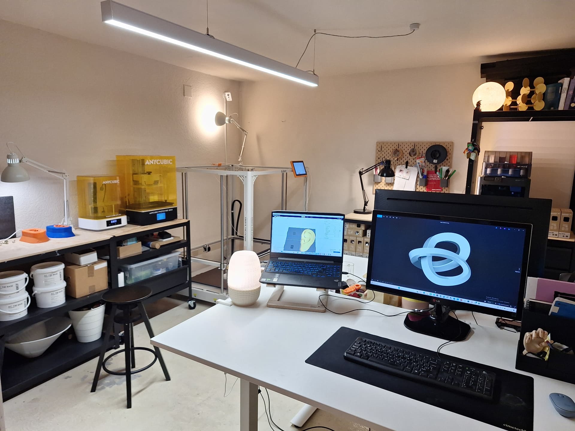 Puesto de trabajo del estudio con monitores mostrando modelos 3D