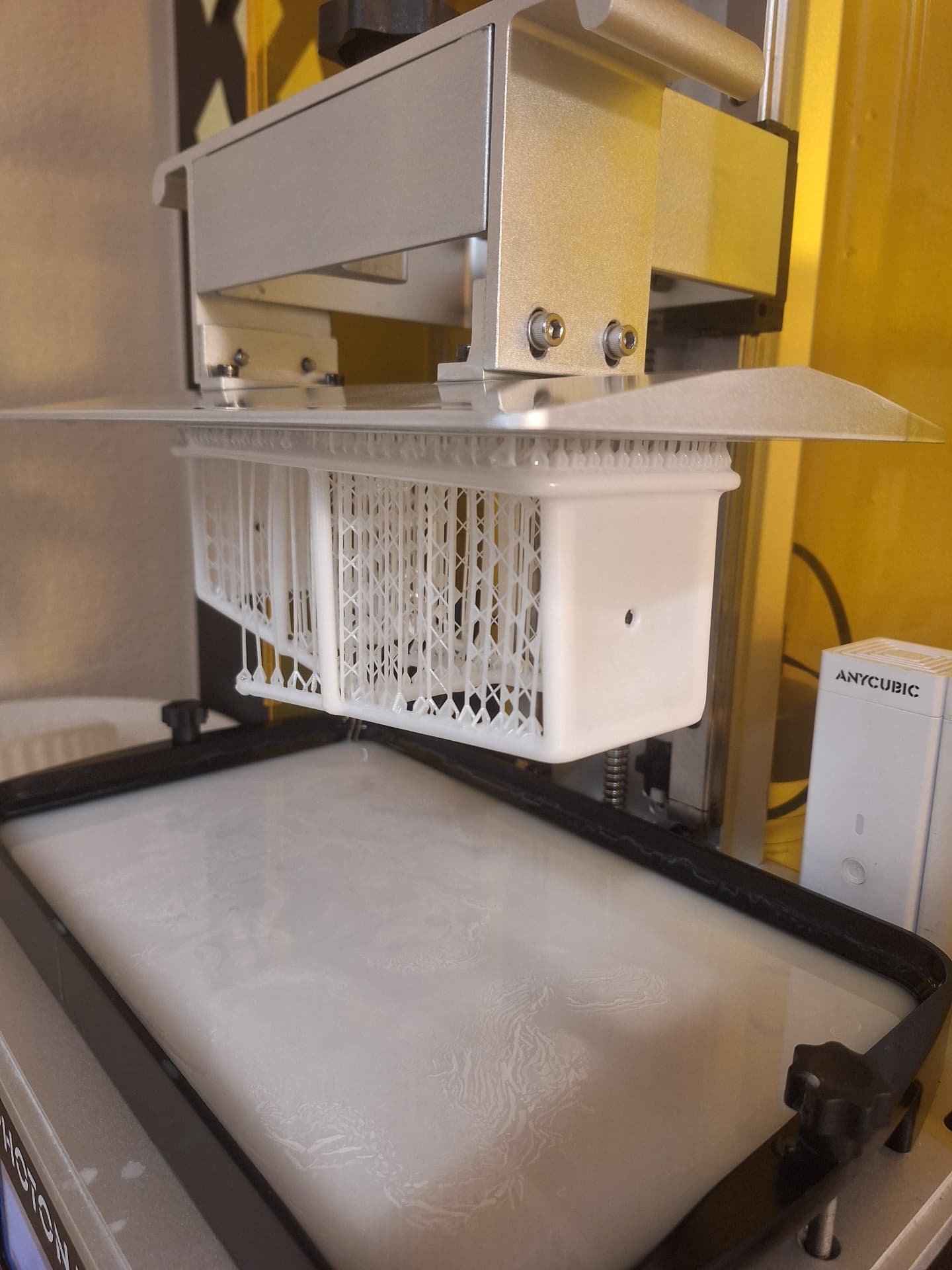 Impresora LCD de resina produciendo una pieza con detalle fino