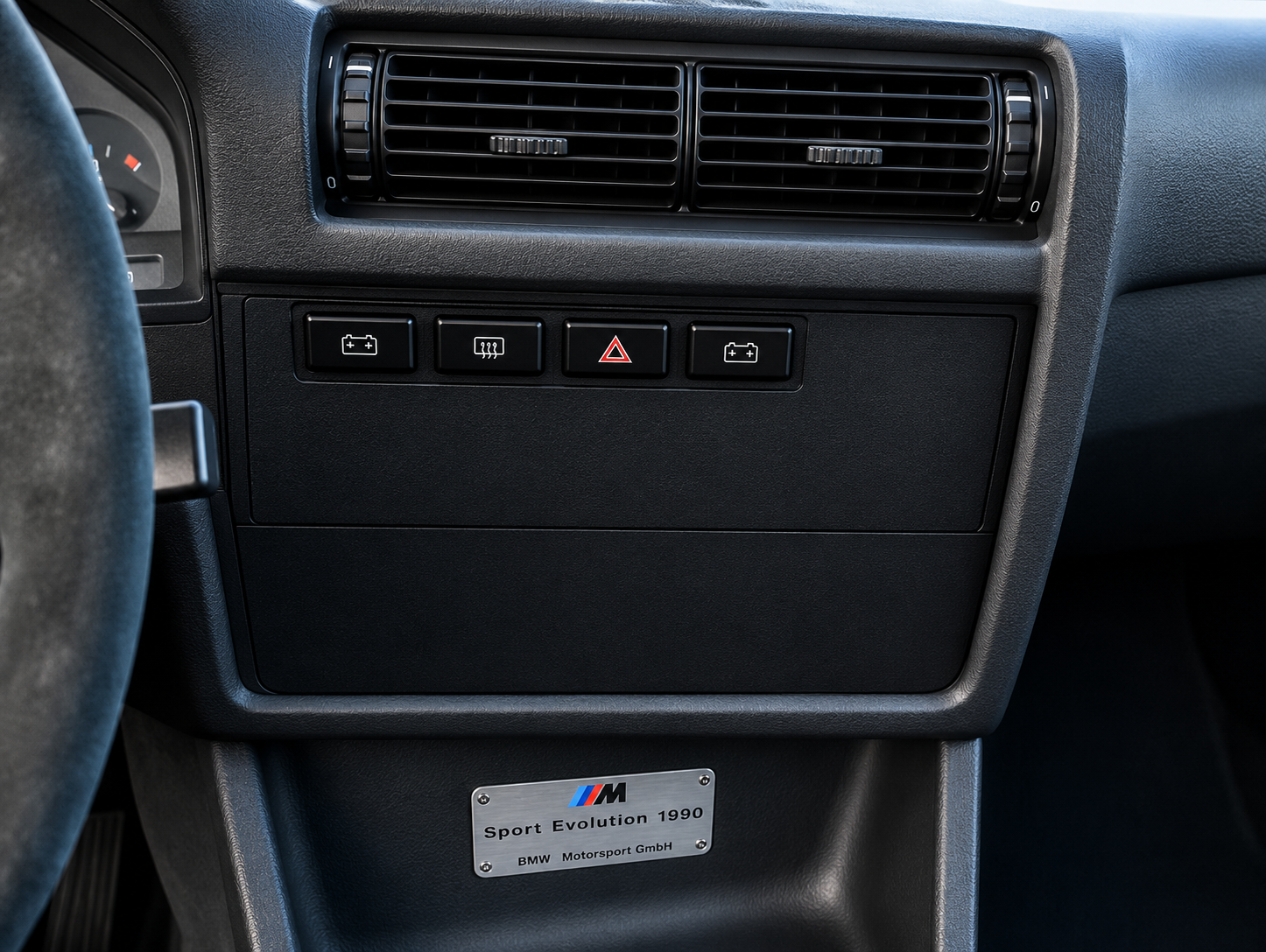 Consola central de un BMW M3 E30 con la tapa a medida impresa en 3D