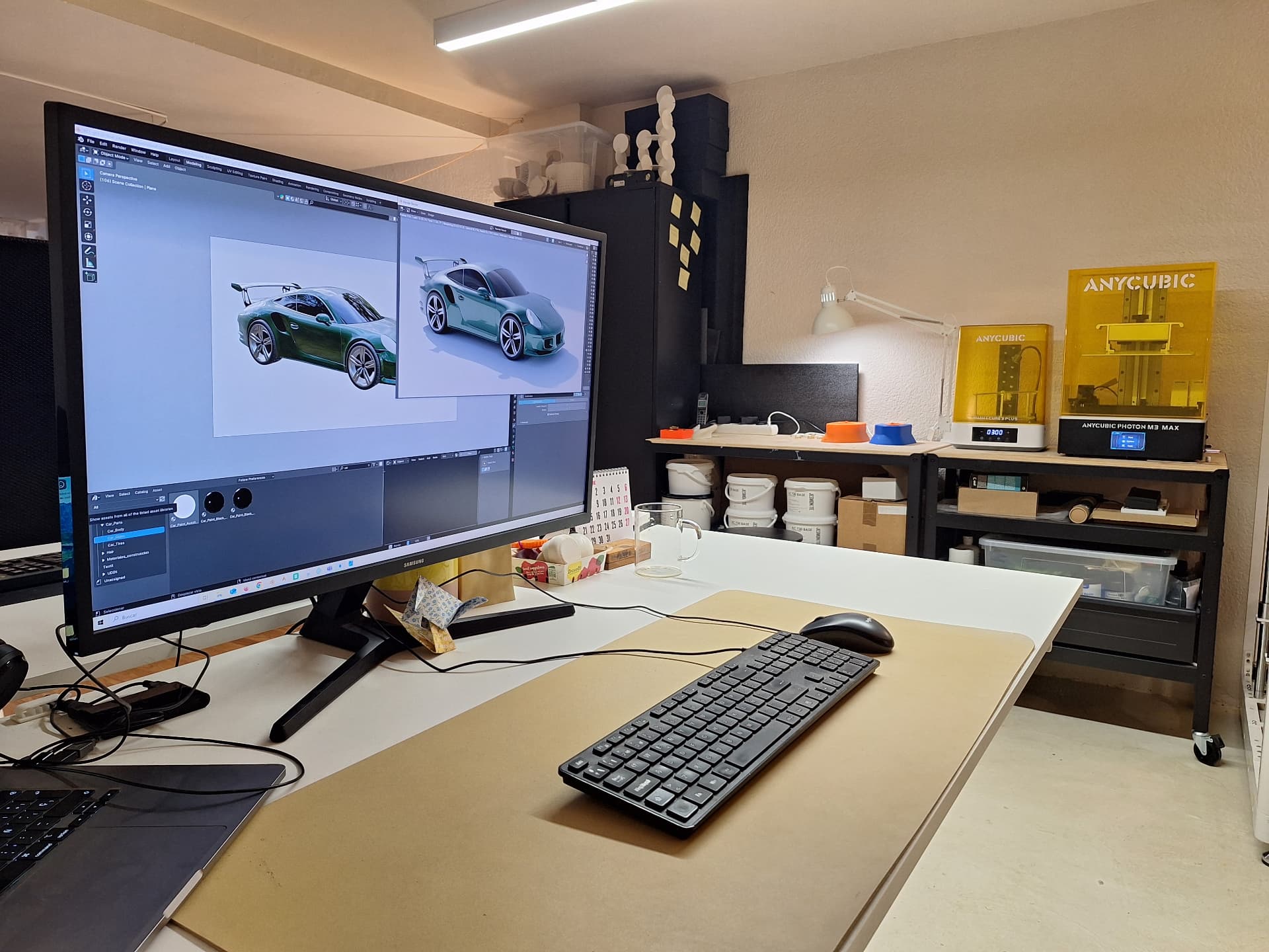Estación de modelado con un render de superficie de automoción en pantalla