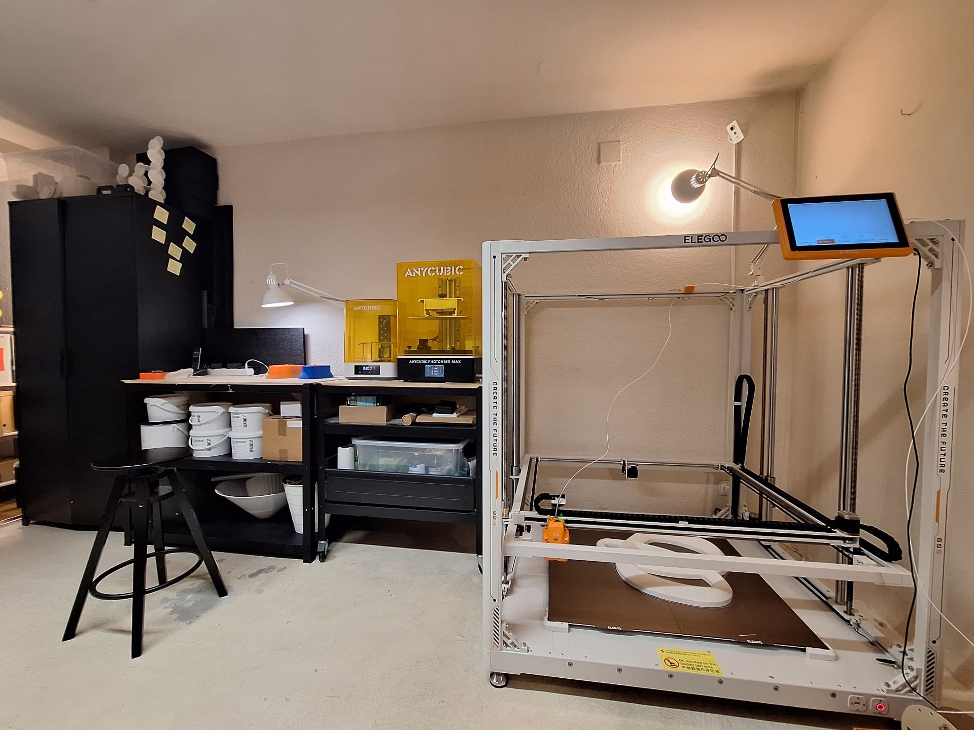 Impresoras 3D FDM y LCD del estudio con piezas impresas