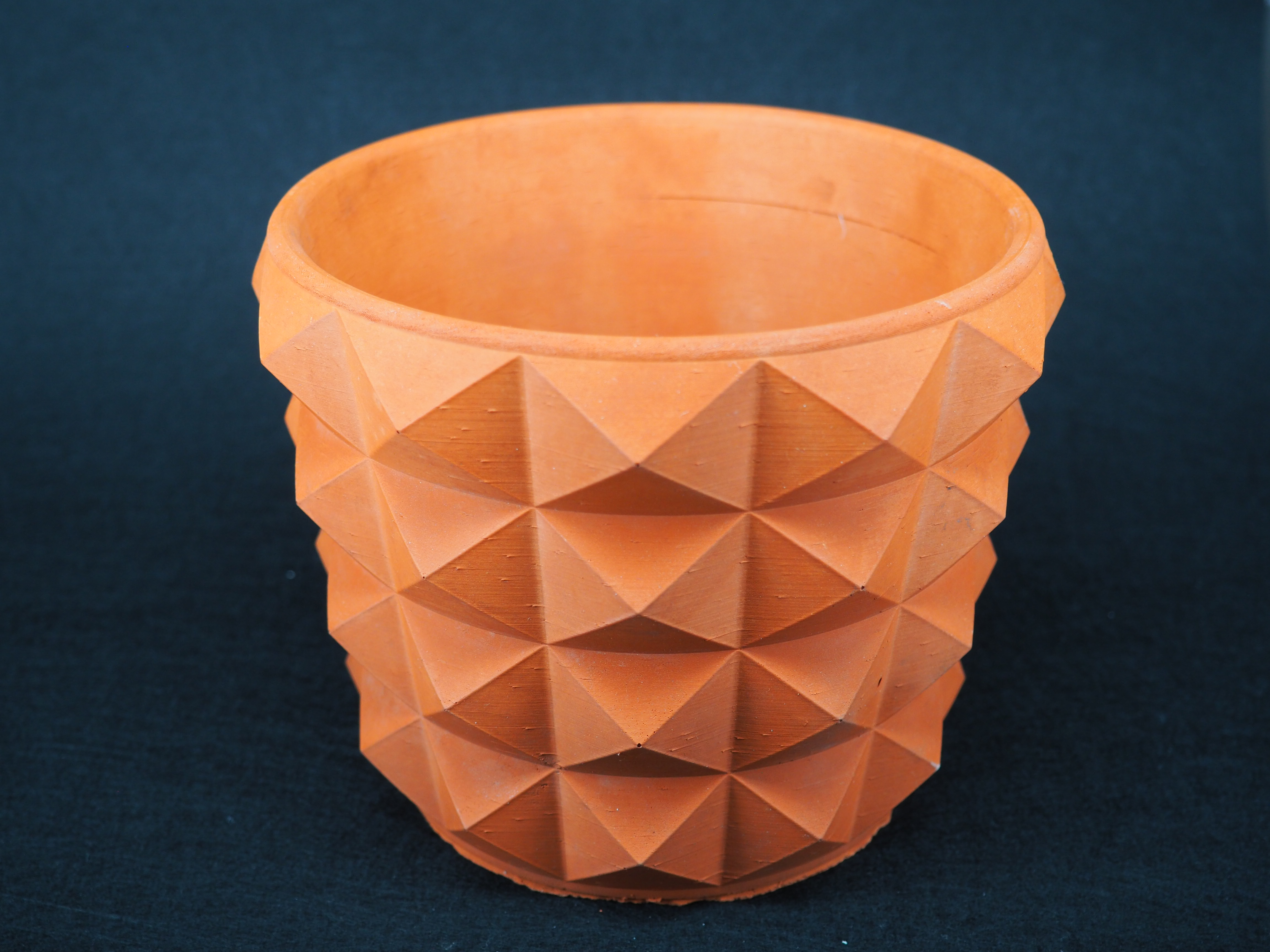 Tiesto Aranzazu de jesmonite en acabado Terracota con textura geométrica